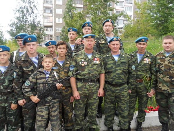 В.С. Исупов с воспитаниками.JPG